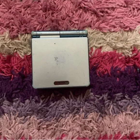 Baby blue gameboy advanced - Picture 2 of 5